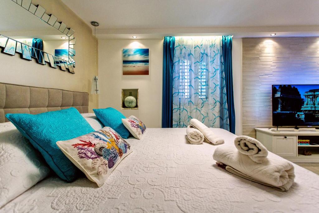 1 dormitorio con 1 cama grande y toallas. en House Sandra, en Split