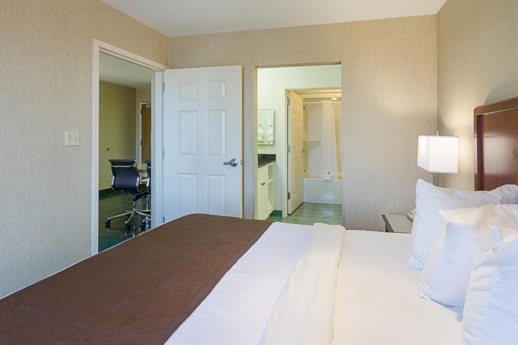 MainStay Suites Roanoke Airport - One-Bedroom King Suite - Non-Smoking