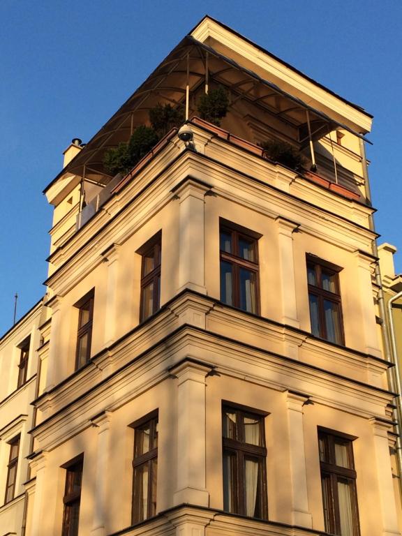 トルンにあるApt nr 4 - cogito.home - Toruń Old Townの白い建物