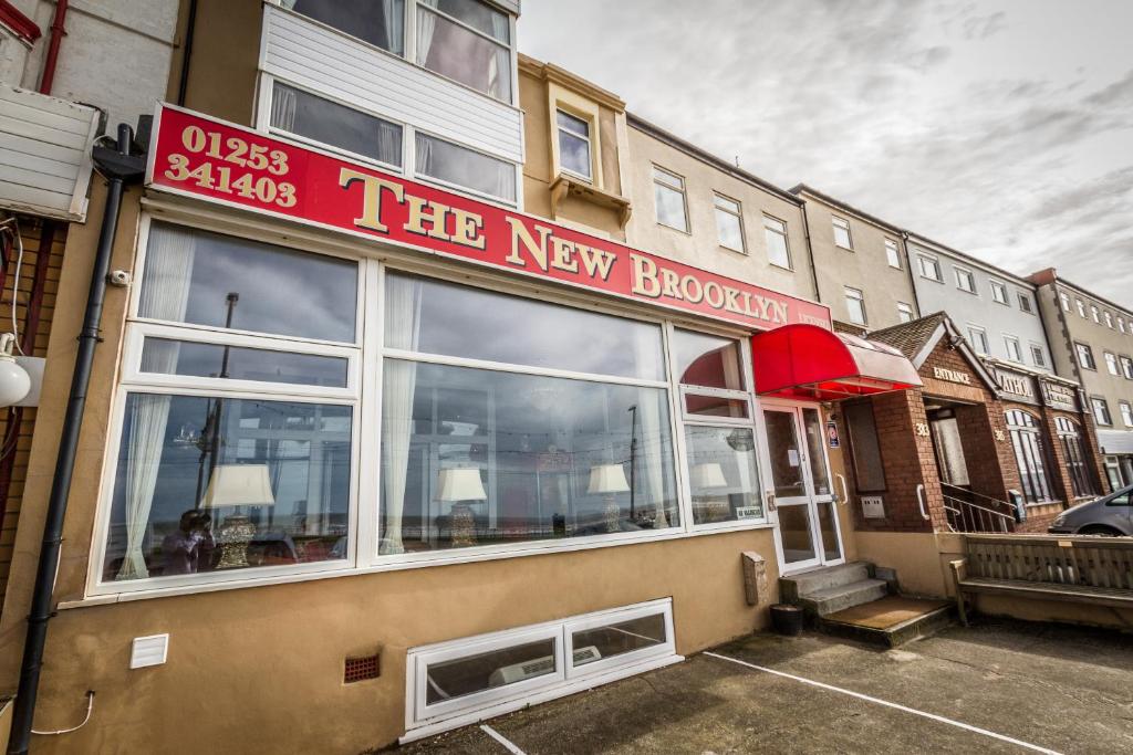 een nieuw Brooklyn restaurant met een rood bord erop bij New Brooklyn in Blackpool