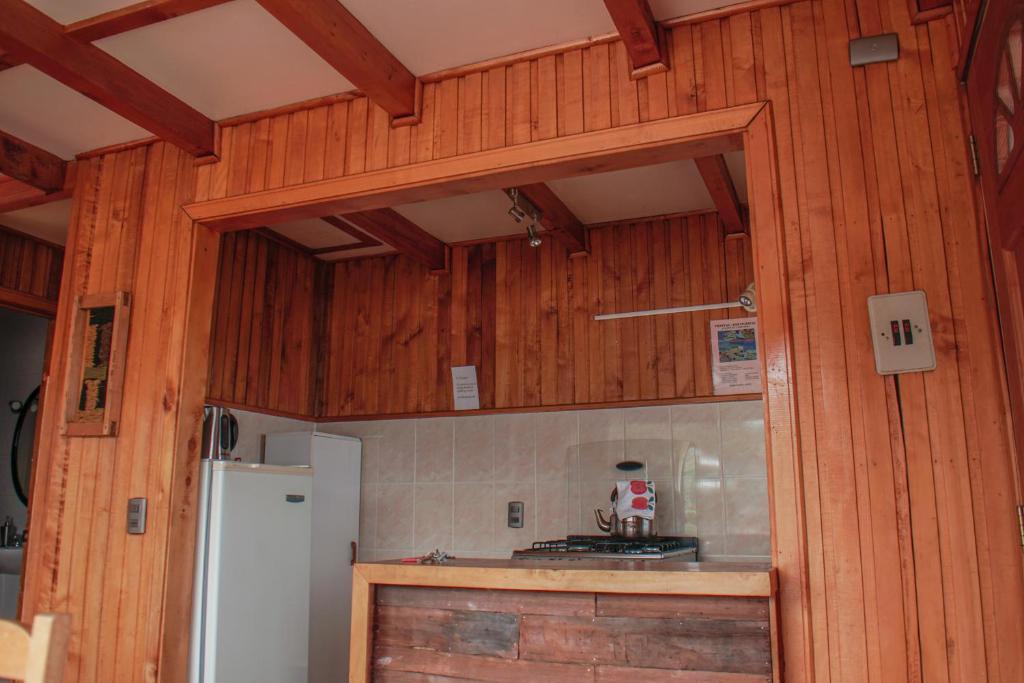 Kuchyň nebo kuchyňský kout v ubytování Cabañas Palafitos Los Pescadores