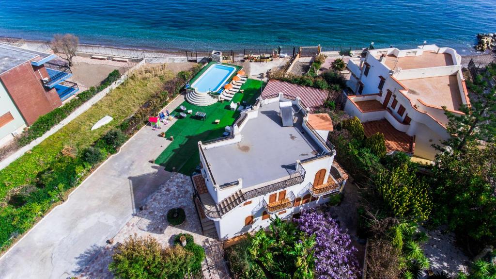 an aerial view of a house next to the ocean at Villa Silvia in Casteldaccia