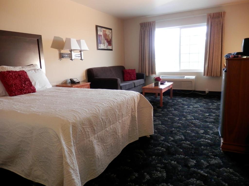 Postel nebo postele na pokoji v ubytování Grand View Inn & Suites
