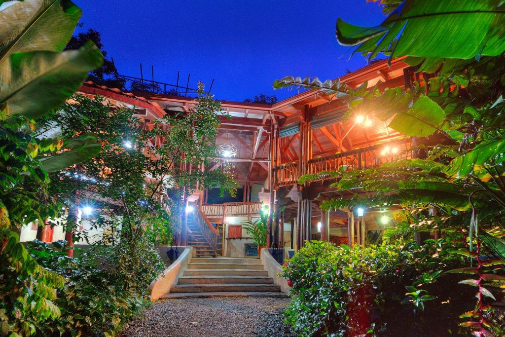 una casa con escaleras que conducen a ella por la noche en Playa Nicuesa Rainforest Eco Sanctuary, en Golfito