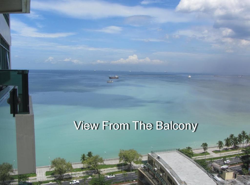 Blick auf das Meer vom Balkon eines Gebäudes in der Unterkunft Baywatch Tower in Manila