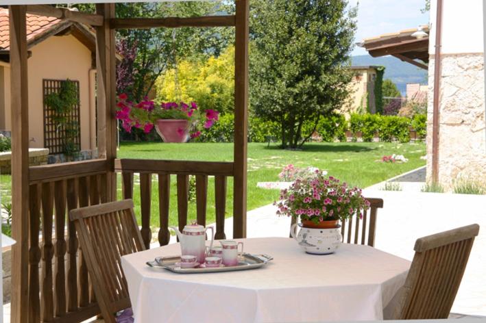 un tavolo con una tovaglia bianca su un portico di Nostra Signora Del Lago a Ronciglione