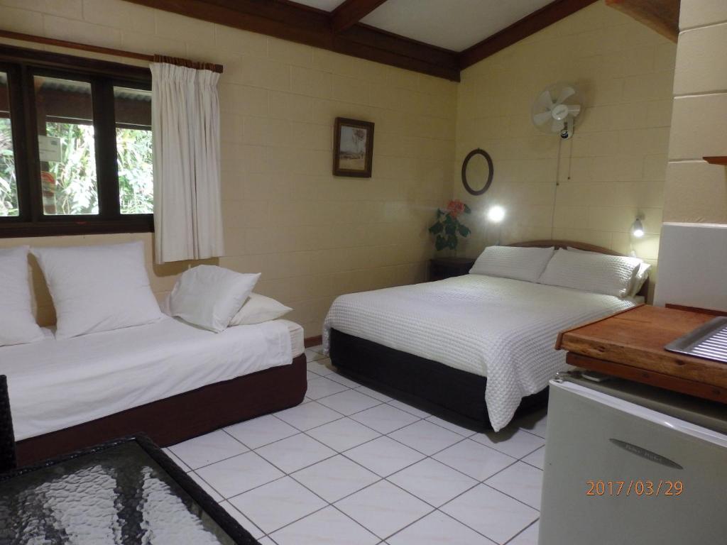 Postel nebo postele na pokoji v ubytování Daintree Deep Forest Lodge