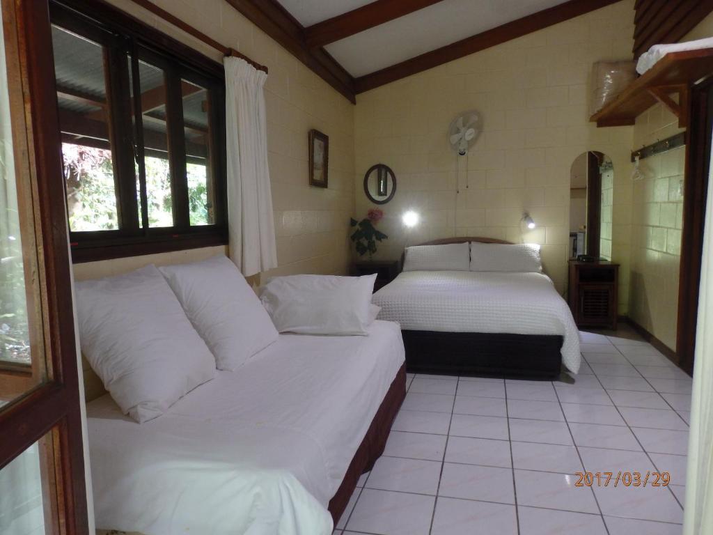 Postel nebo postele na pokoji v ubytování Daintree Deep Forest Lodge