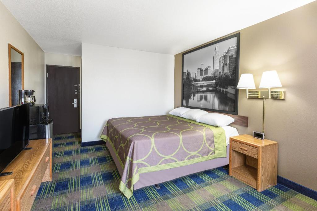 Super 8 by Wyndham Columbus - Habitación Con Cama Extragrande - No Fumadores