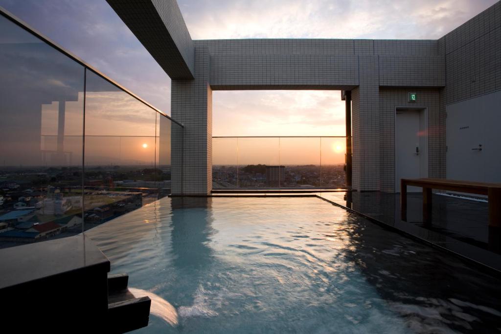 ein großer Pool auf einem Gebäude in der Unterkunft Candeo Hotels Sano in Sano