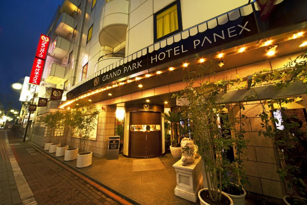 un bâtiment avec un panneau indiquant la grande pharmacie de l'hôtel Park dans l'établissement Grand Park Hotel Panex Tokyo, à Tokyo