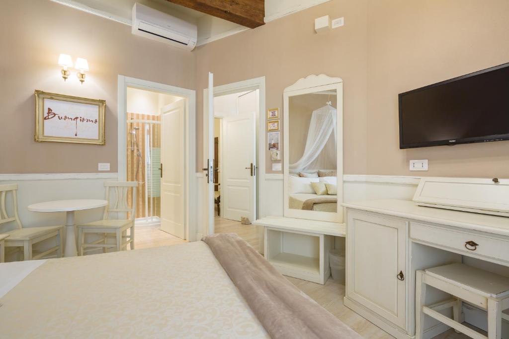 TV a/nebo společenská místnost v ubytování Vecchia Verona Rooms & Apartments