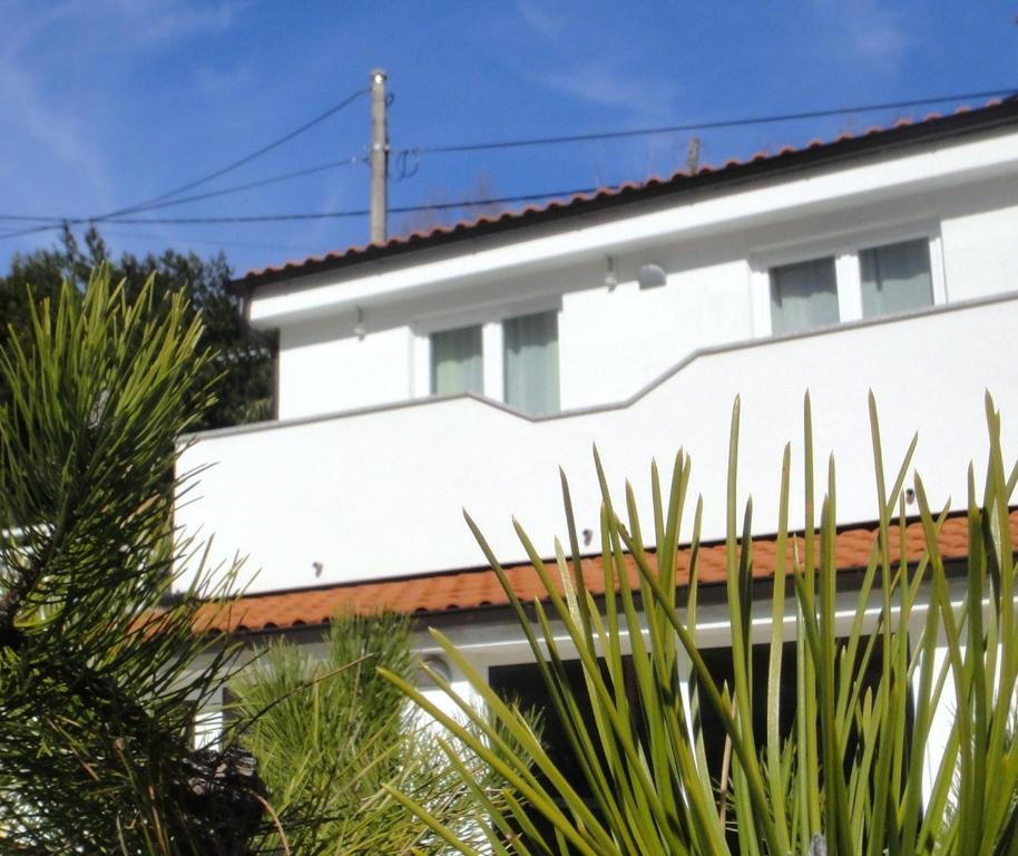 Biały budynek z roślinami przed nim w obiekcie House Riviera w mieście Mošćenička Draga