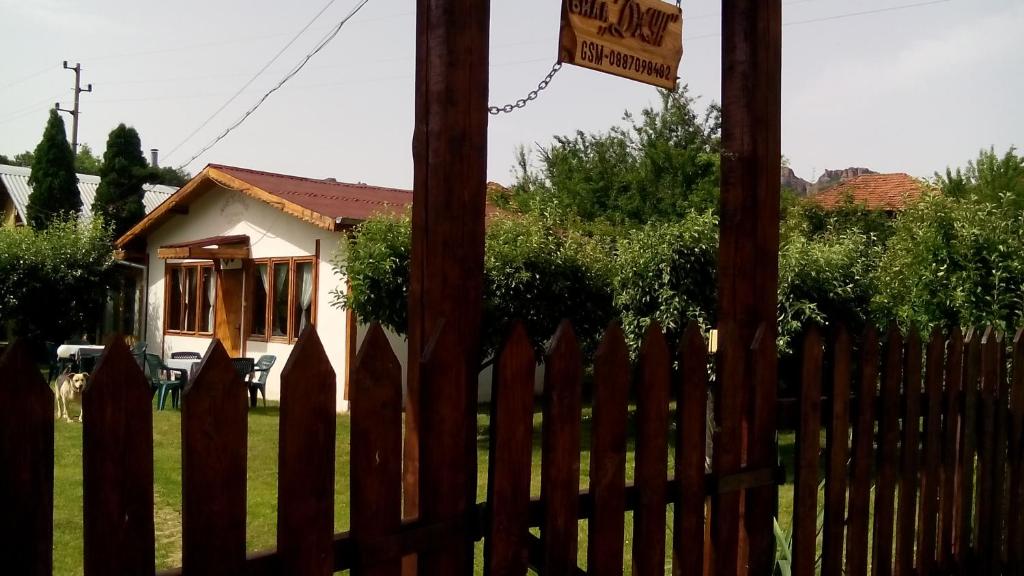 een houten hek voor een huis bij Villa Jun Guest House in Belogradchik