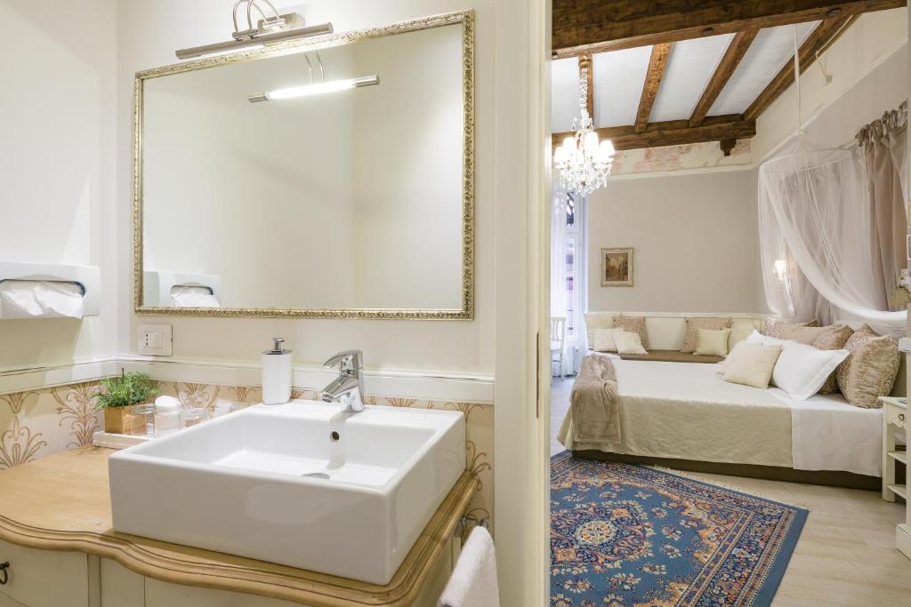 Postel nebo postele na pokoji v ubytování Vecchia Verona Rooms & Apartments