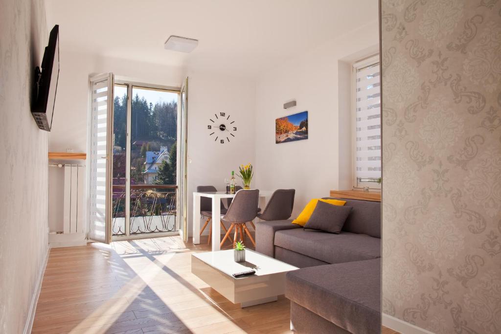 un soggiorno con divano e tavolo di Apartament City Center Platinum - Luxury Standard a Krynica-Zdrój