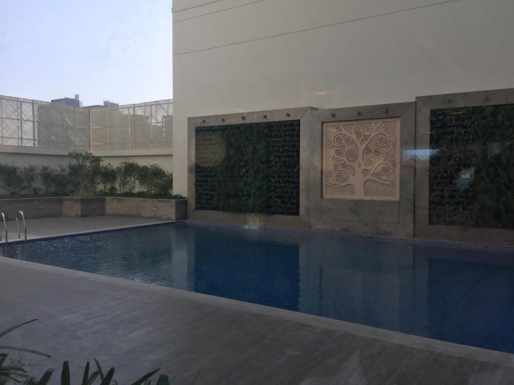 Bazén v ubytování Lemon Tree Hotel, Sector 60, Gurugram nebo v jeho okolí