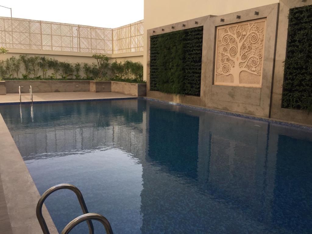 Bazén v ubytování Lemon Tree Hotel, Sector 60, Gurugram nebo v jeho okolí