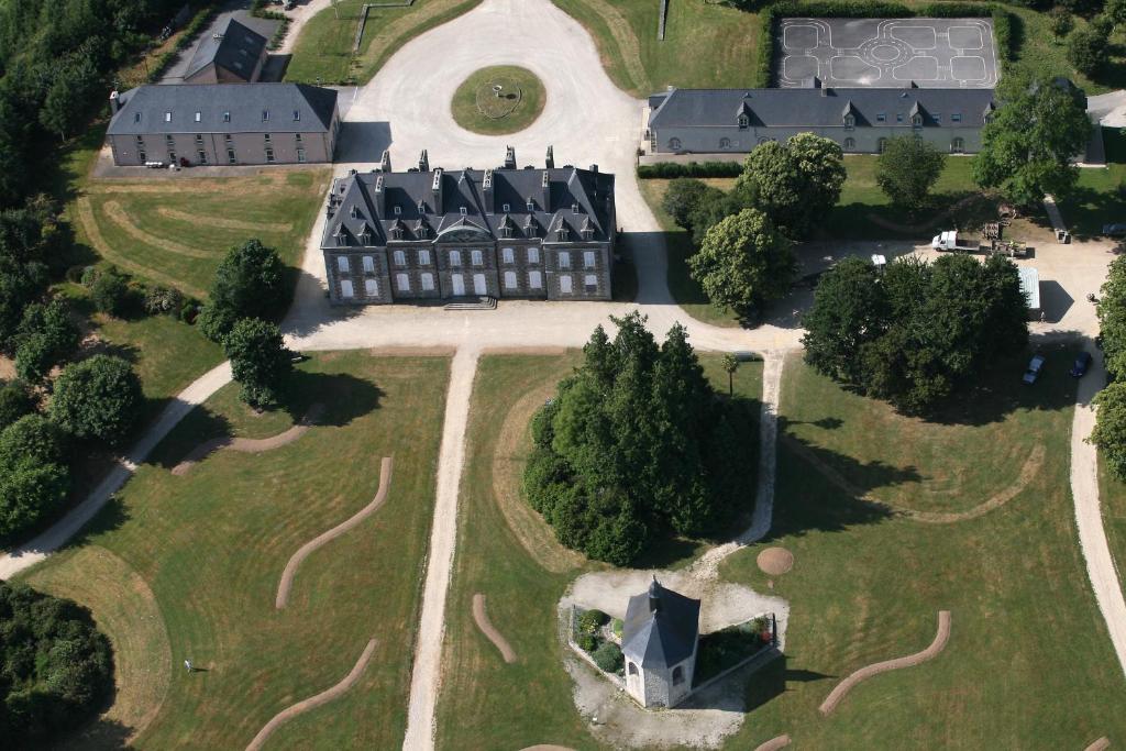 eine Luftansicht eines Anwesens mit einem Gebäude in der Unterkunft Domaine de Manehouarn in Plouay