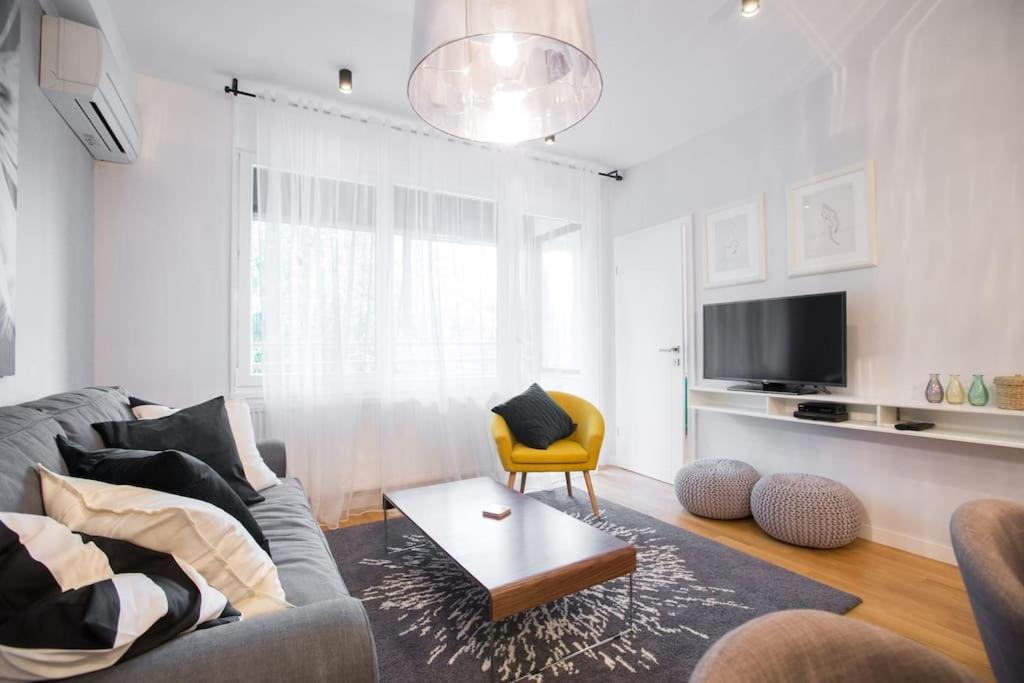 Televízia a/alebo spoločenská miestnosť v ubytovaní Hella Apartment
