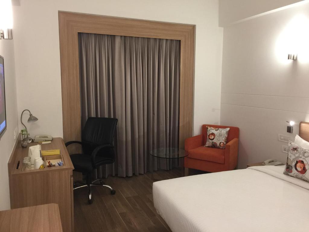 Postel nebo postele na pokoji v ubytování Lemon Tree Hotel, Sector 60, Gurugram