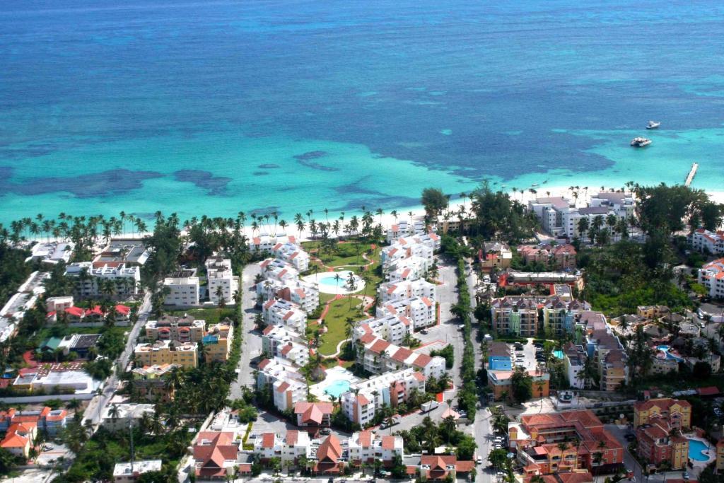 una vista aérea de la ciudad y el océano en Playa Turquesa, block A, en Punta Cana