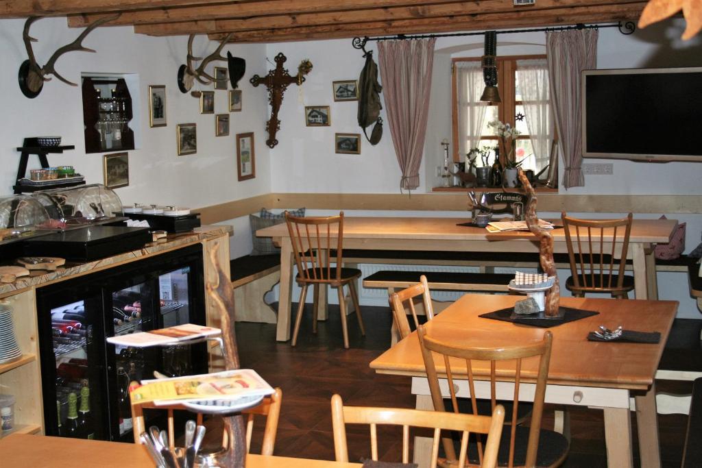TV a/nebo společenská místnost v ubytování Zum Kirchenbauer