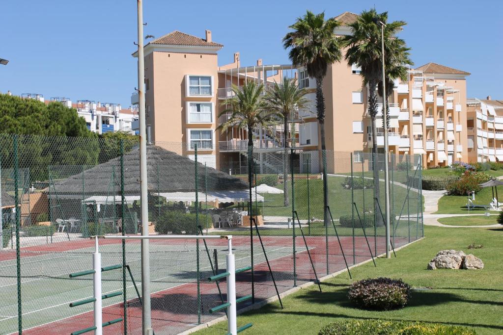 Tenis alebo squash v ubytovaní atico en Las Americas Islantilla primera línea de playa alebo jeho okolí