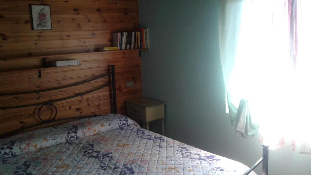 ソーリコにあるHoliday home Désiréeの木製の壁のベッドルーム1室(ベッド1台付)