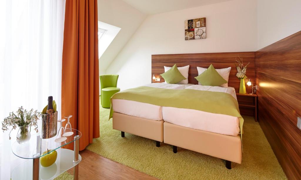 Een bed of bedden in een kamer bij ante porta DAS STADTHOTEL