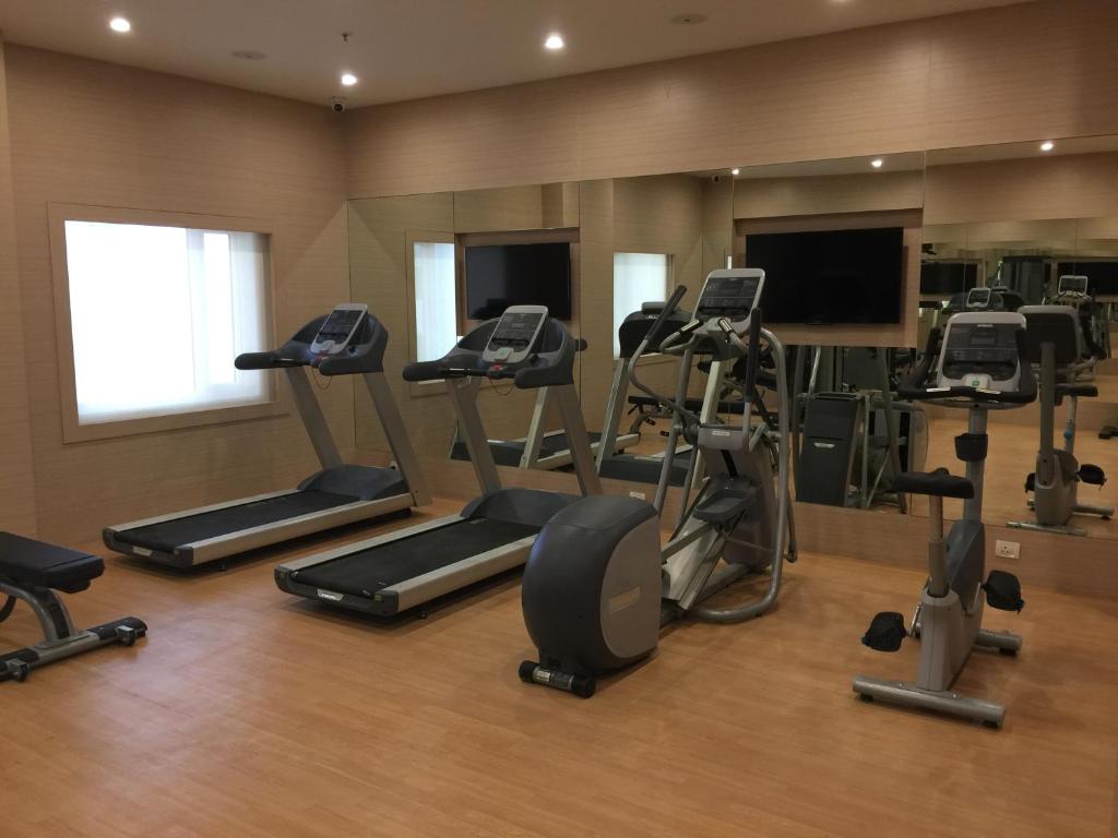 Fitness centrum a/nebo fitness zařízení v ubytování Red Fox by Lemon Tree Hotels, Sector 60, Gurugram