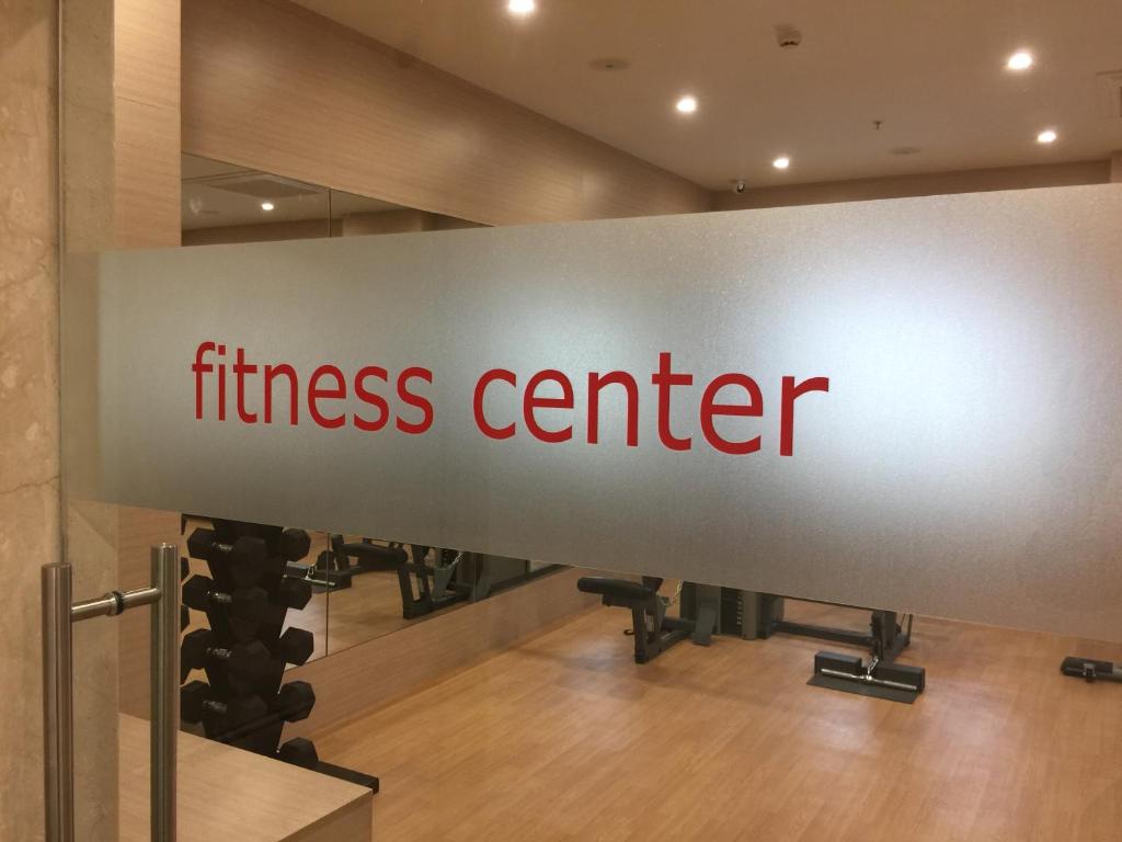Fitness centrum a/nebo fitness zařízení v ubytování Red Fox by Lemon Tree Hotels, Sector 60, Gurugram