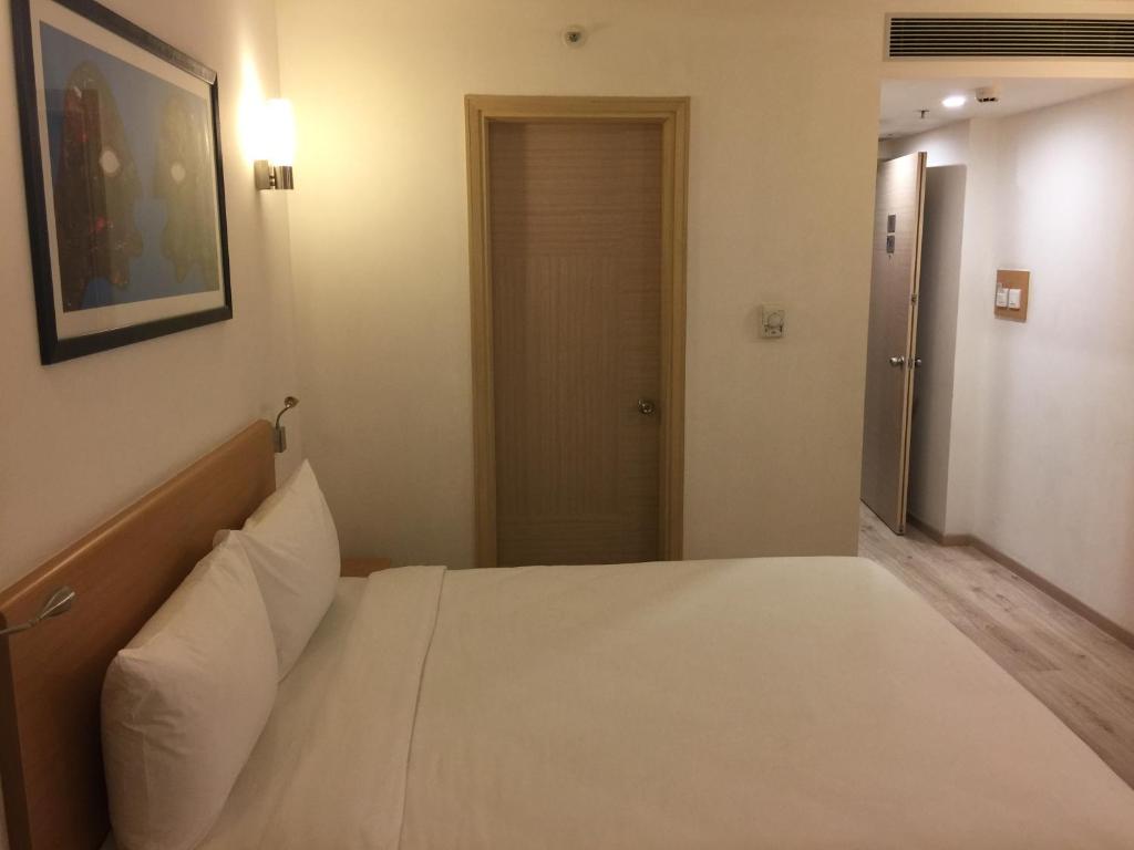 Postel nebo postele na pokoji v ubytování Red Fox by Lemon Tree Hotels, Sector 60, Gurugram