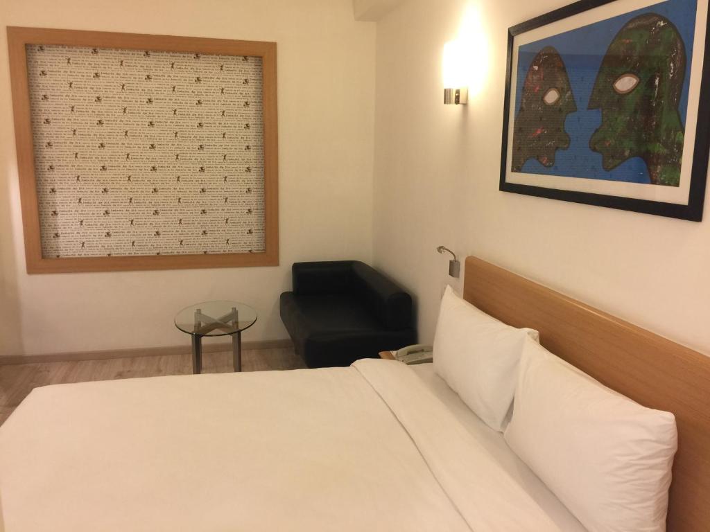 Postel nebo postele na pokoji v ubytování Red Fox by Lemon Tree Hotels, Sector 60, Gurugram
