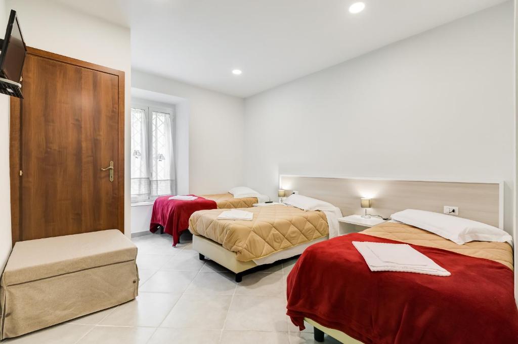 ローマにあるWonderful Time Romeの赤いシーツが備わるドミトリールームのベッド2台