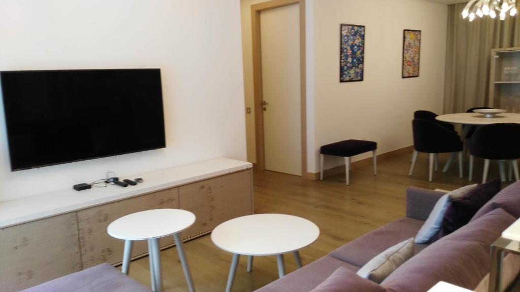 TV a/nebo společenská místnost v ubytování Cosmo Apartments Platja d'Aro
