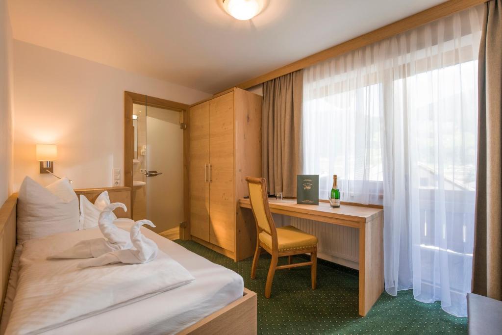 Postel nebo postele na pokoji v ubytování Hotel Gasthof Jäger Zillertal
