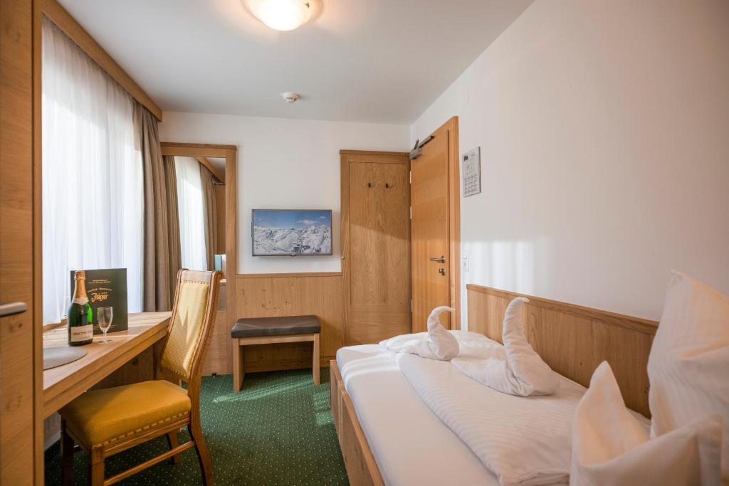 Postel nebo postele na pokoji v ubytování Hotel Gasthof Jäger Zillertal