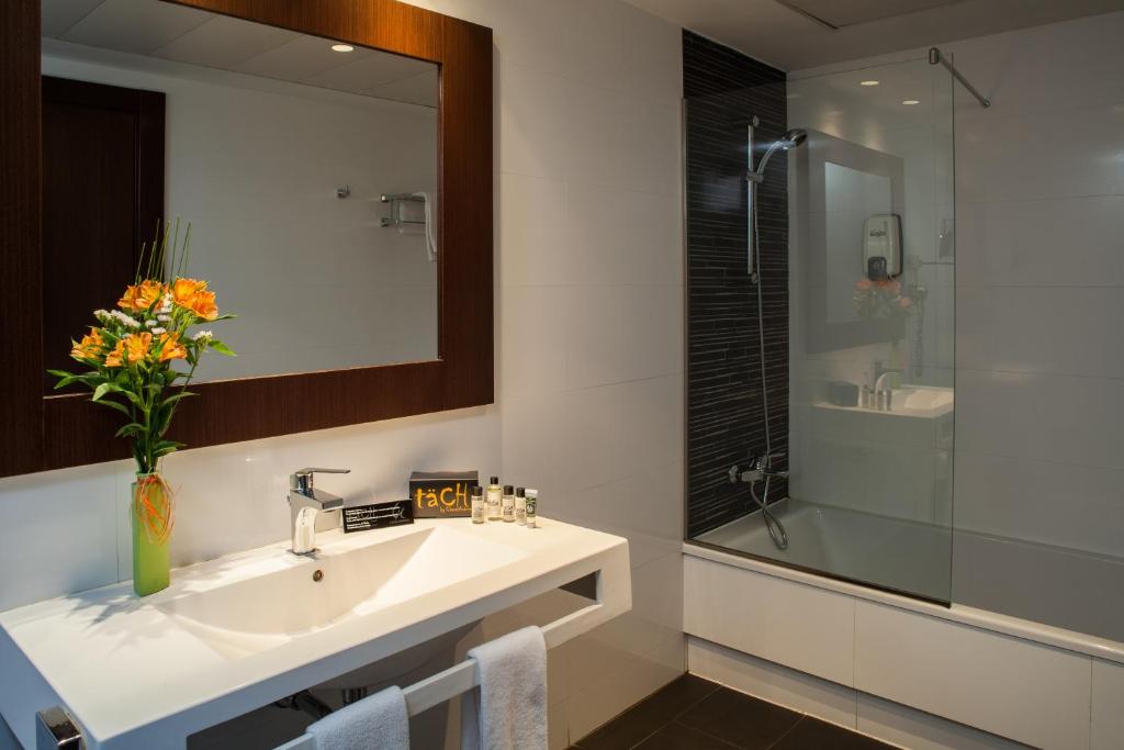 
Family Room (2 Adults + 1 Child)
