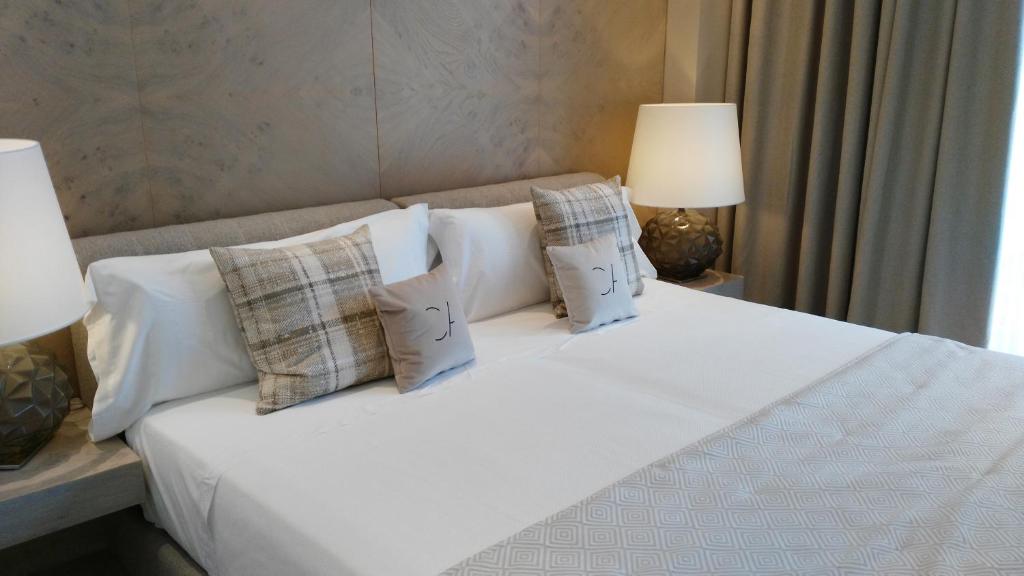 Postel nebo postele na pokoji v ubytování Cosmo Apartments Platja d'Aro