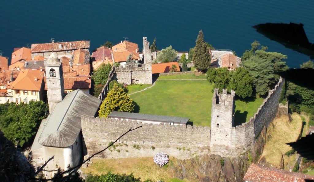 una vista aérea de un castillo en una colina en Baby, en Dervio