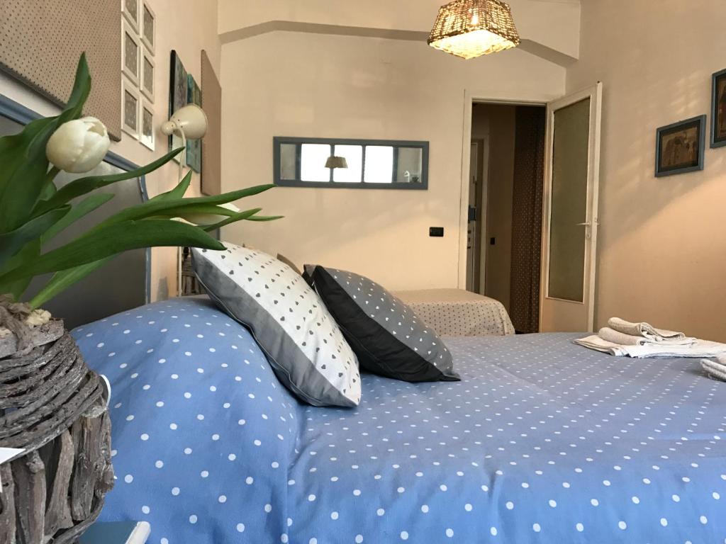 a bedroom with a blue bed with pillows at RighePois in Reggio di Calabria