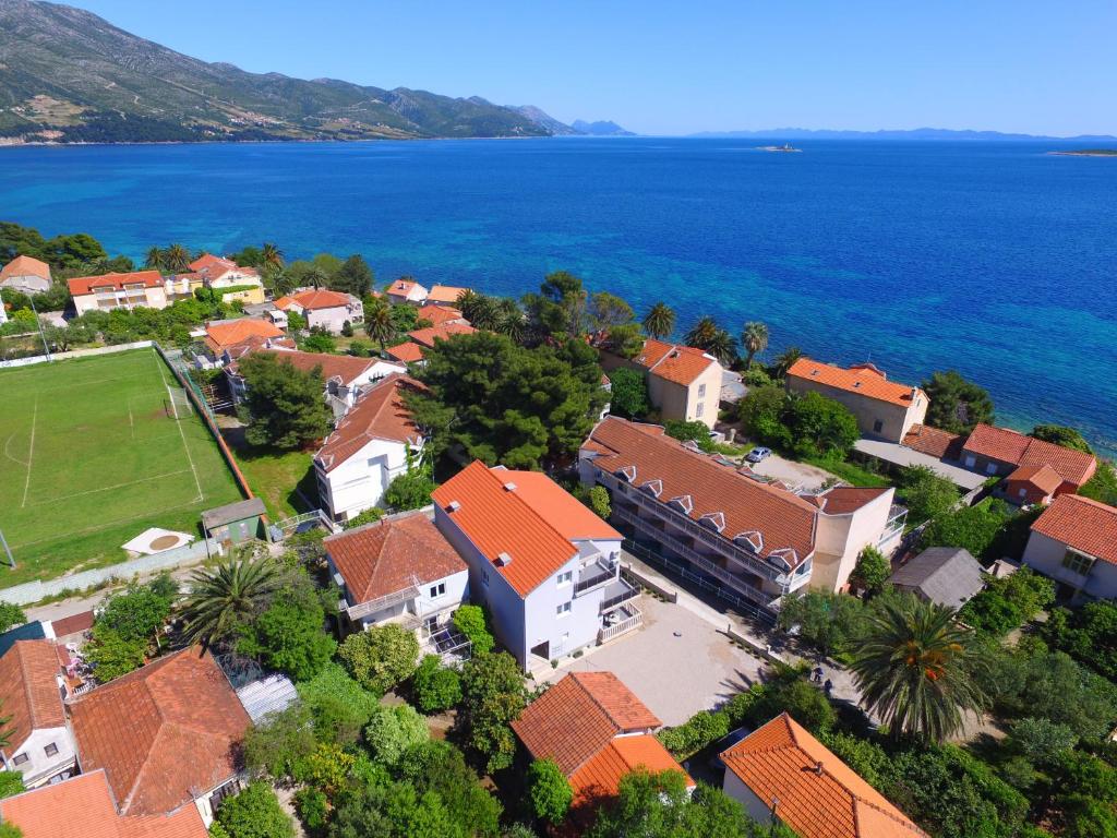 una vista aérea de una ciudad junto al agua en Villa Franka en Orebić