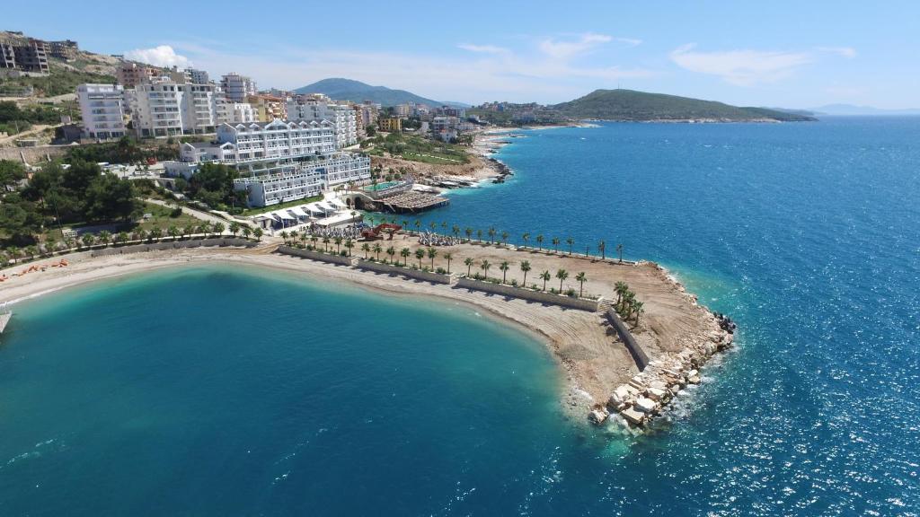 una vista aerea di una spiaggia nell'oceano di Santa Quaranta Premium Resort a Sarandë