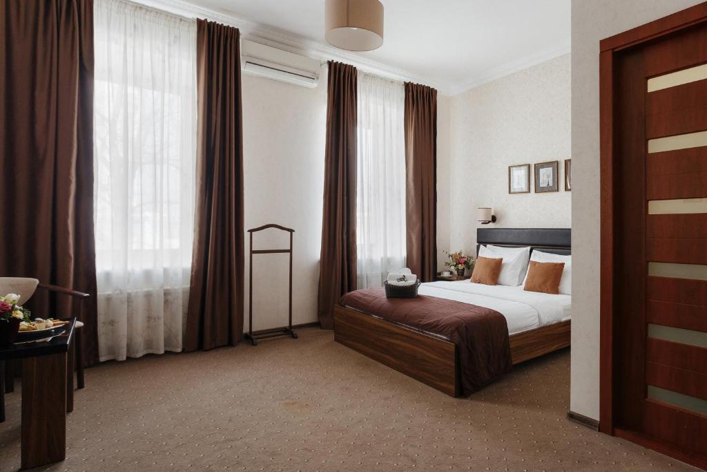 Postel nebo postele na pokoji v ubytování NoName Hotel Odessa