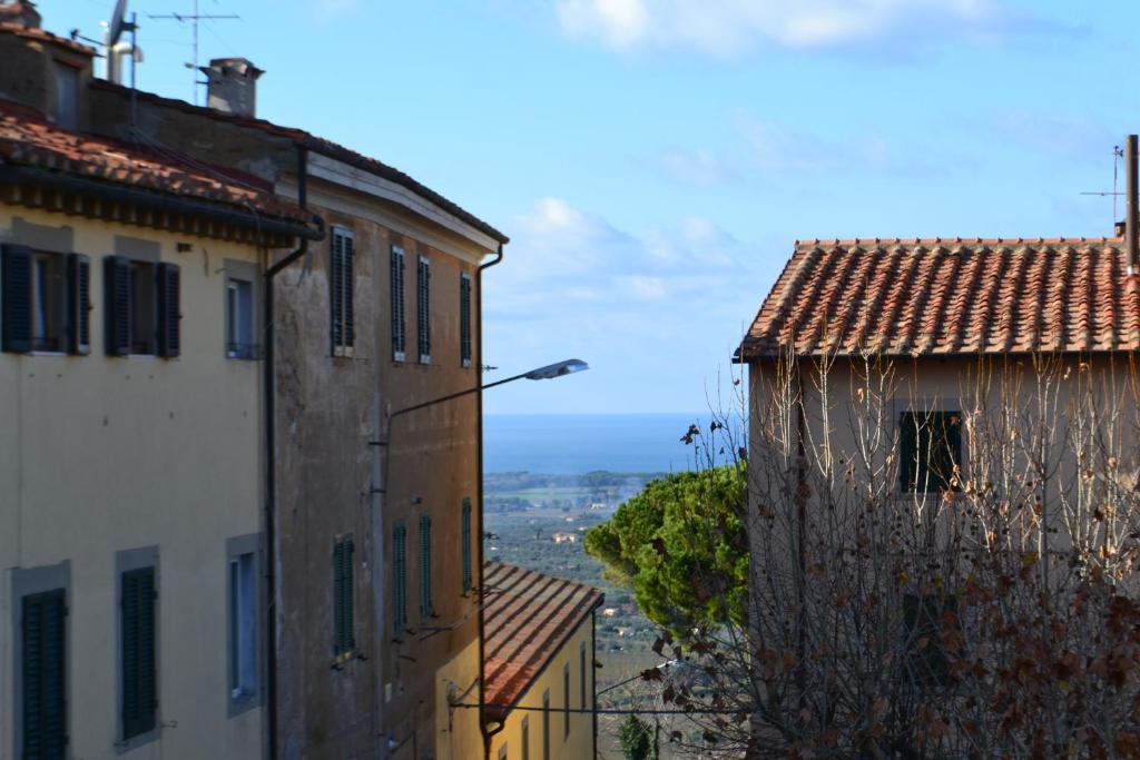 due edifici con vista sulla città di Casa del Popolo 3 a Castagneto Carducci