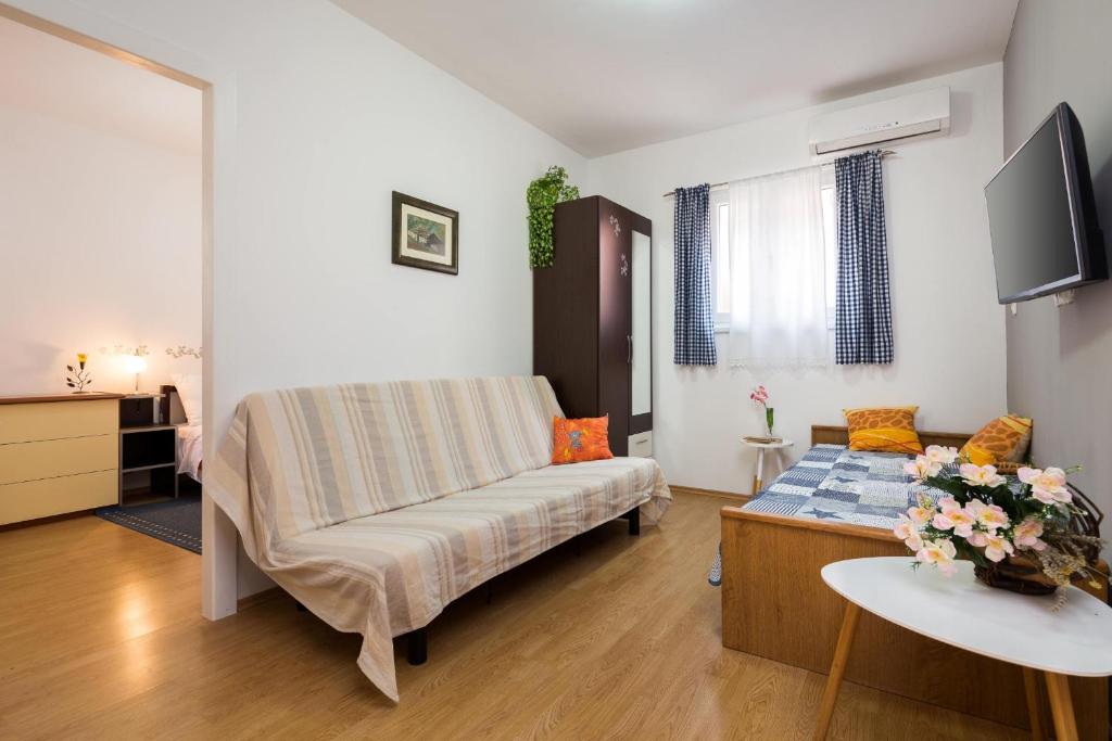 Televízia a/alebo spoločenská miestnosť v ubytovaní Villa Nada