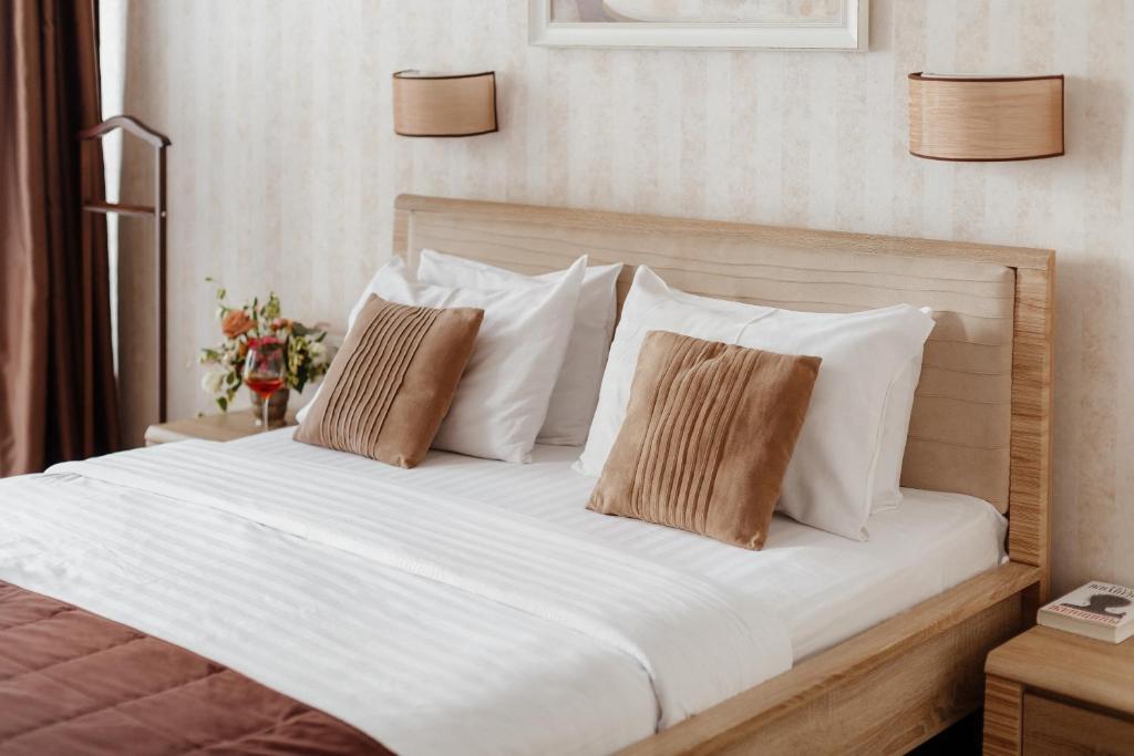 Postel nebo postele na pokoji v ubytování NoName Hotel Odessa