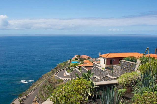 Puerto de la MaderaにあるOcean view houseの海辺の丘の上の家