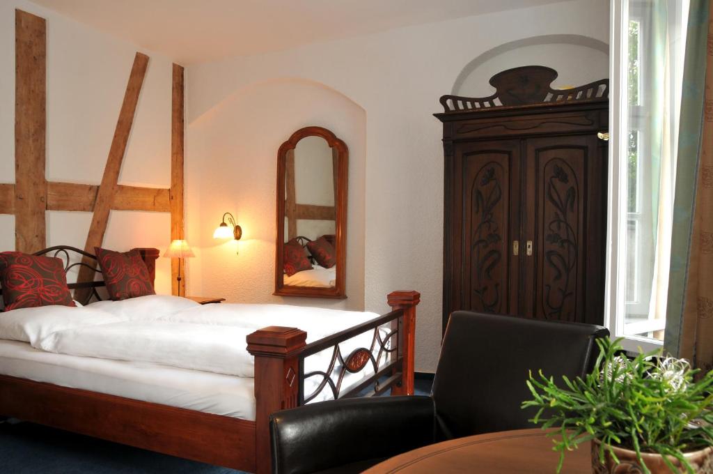 Postel nebo postele na pokoji v ubytování Pension Altstadt Mönch in top Lage direkt in der Altstadt incl Frühstück